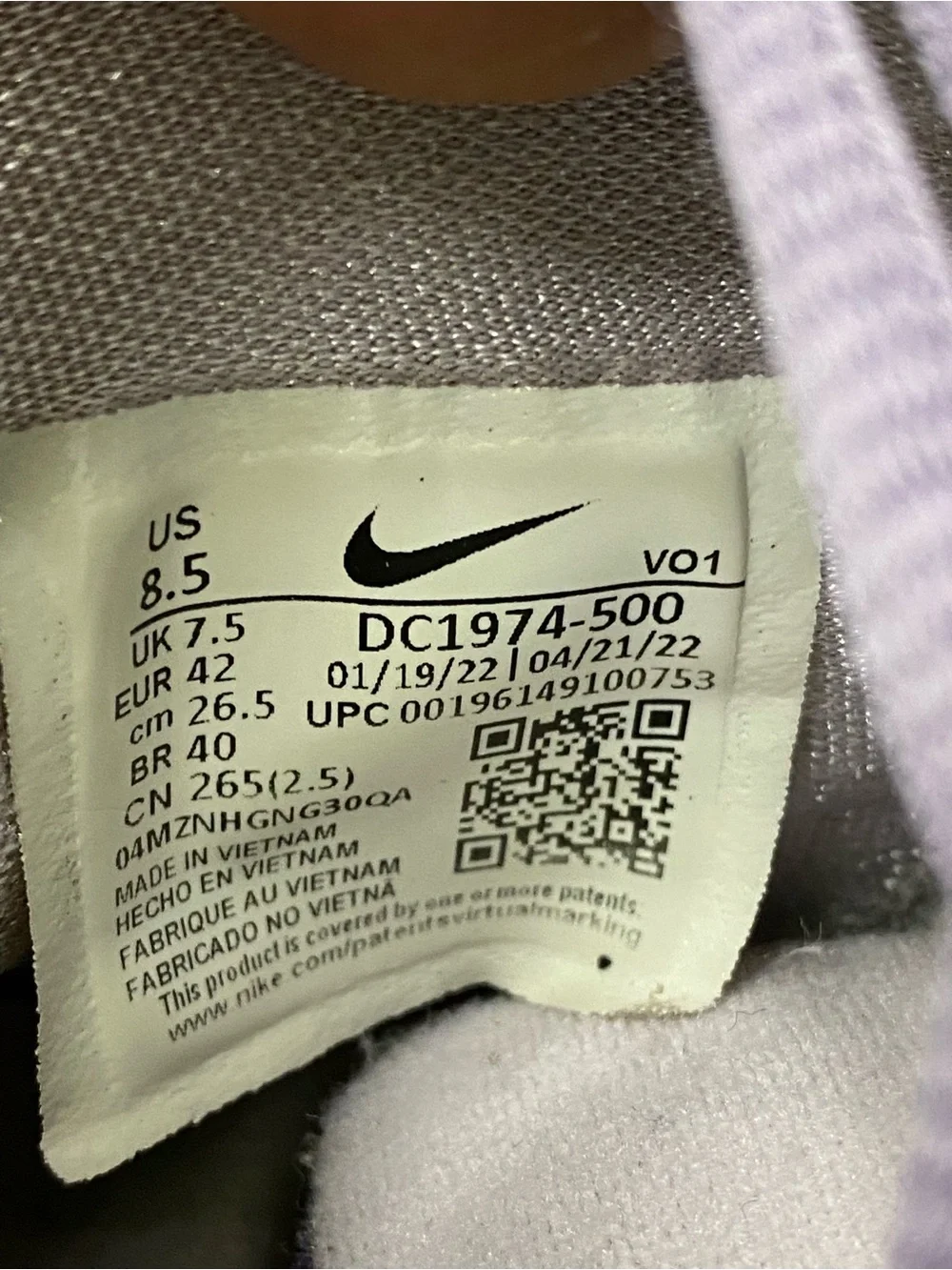 Nike mens Athletic Sneakers in Lavender and Lime Accent size 8.5